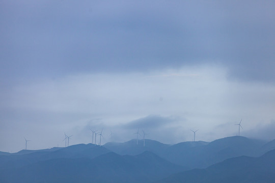 雨后山峰