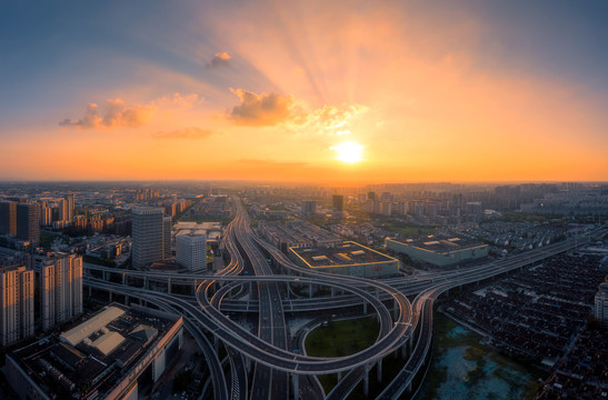 夕阳下的城市立交桥