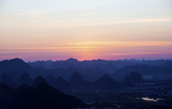 夕阳群山