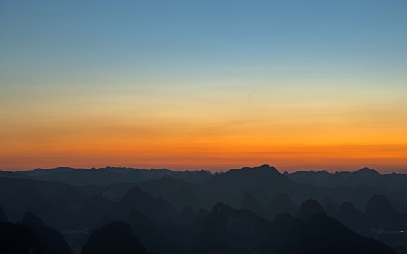 夕阳群山