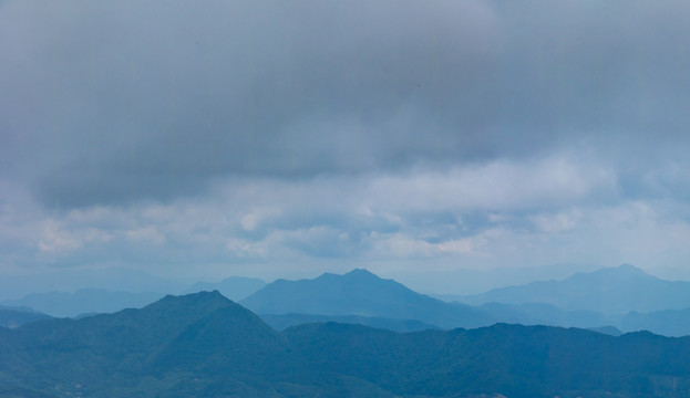 蓝色调群山