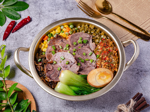 牛肉鹵肉飯