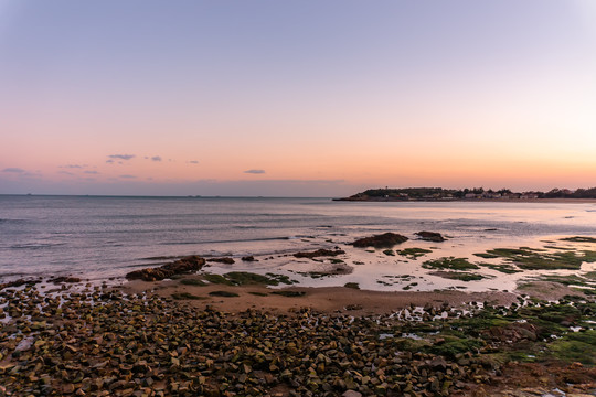 夕阳下的海滩礁石