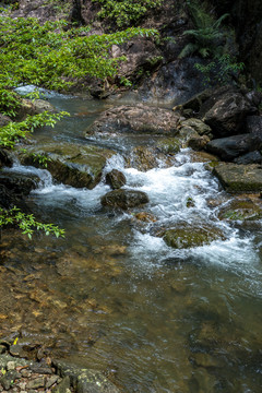 山间溪水