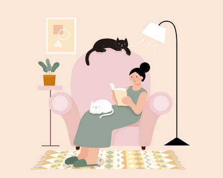 女人在家中沙发上放松地阅读