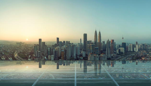 顶楼遮阳玻璃映照清晨日出吉隆坡城市风貌摄影照