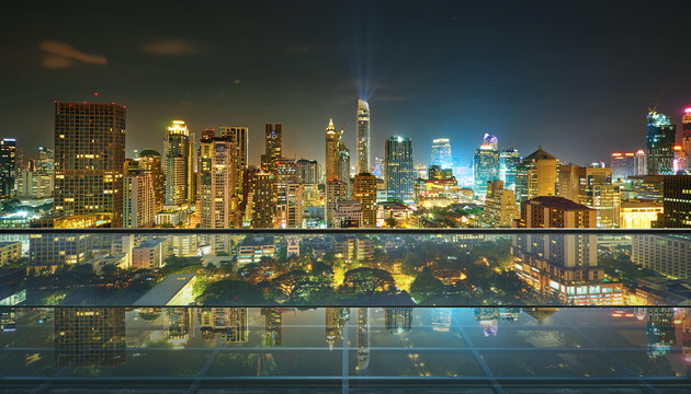 金碧辉煌灯繁华城市夜景倒映玻璃摄影照