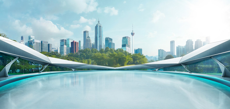 晴朗蓝天的前卫科技平台与吉隆坡市景摄影照