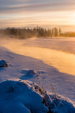 冬季清晨冰雪河流日出