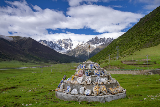 德格甘孜雀儿山新路海美景