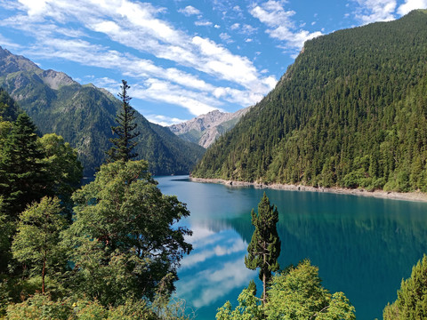 九寨沟长海风景蓝天白云青山绿水