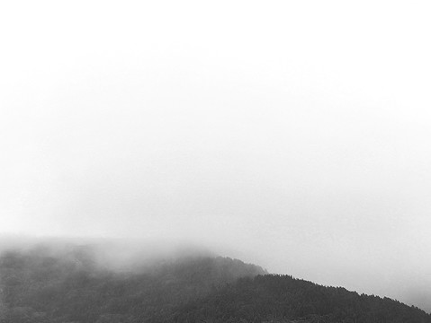 一城山雨雾遮霞