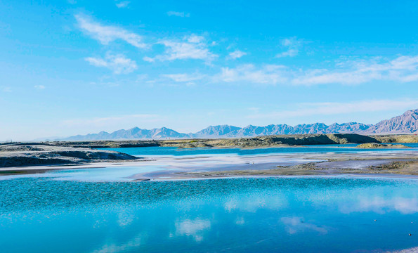 蓝天湖泊海水