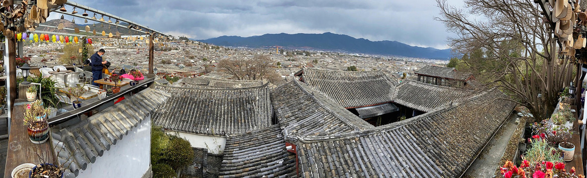 云南丽江古镇全景