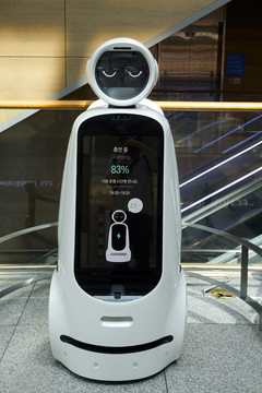 韩国首尔机场充电的服务机器人