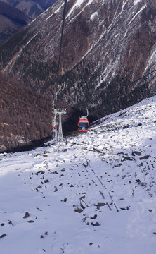 雪山上的缆车