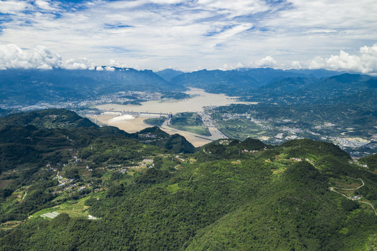 群山环抱三峡大坝