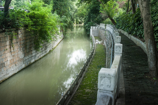 护城河石围栏