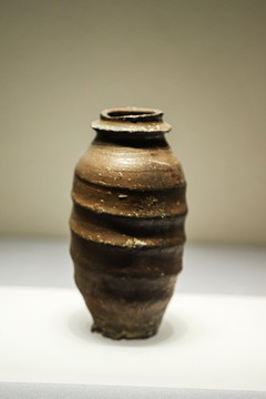 褐釉弦纹瓷韩瓶