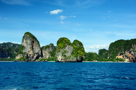 泰国甲米海面上几座喀斯特小岛