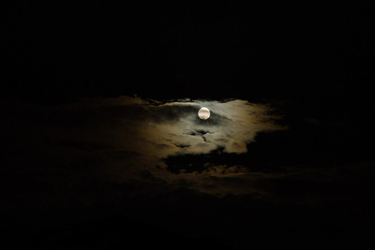 圆月和云