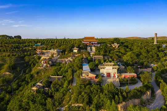 傍晚锦鸡塬山寺庙