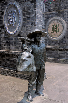 大清邮局邮差雕像