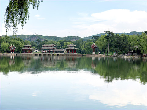 避暑山庄芝径云堤湖心榭