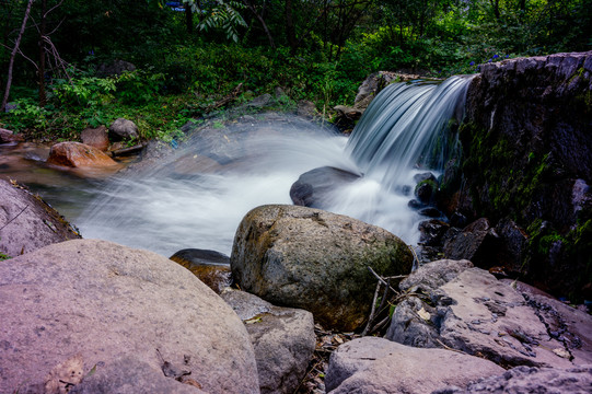 山涧溪水