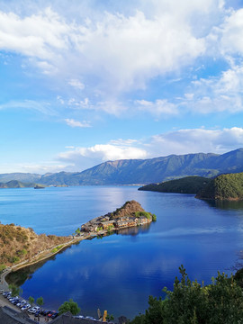 晴天下的泸沽湖里格半岛