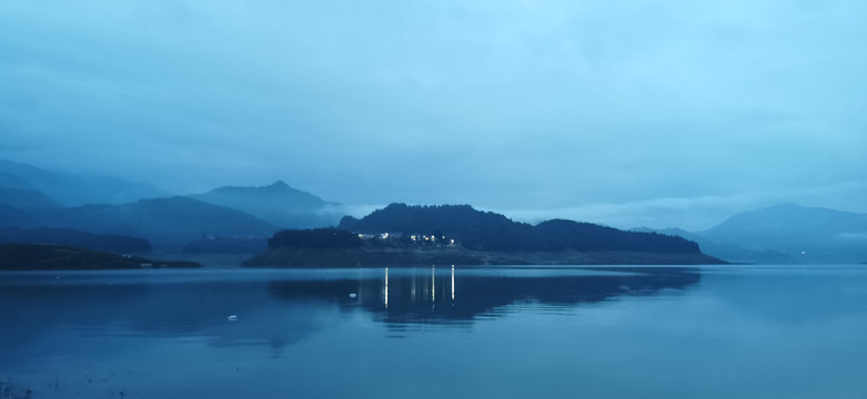 夜晚的雅女湖