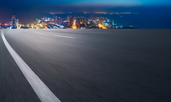 高速公路天际线和城市夜景