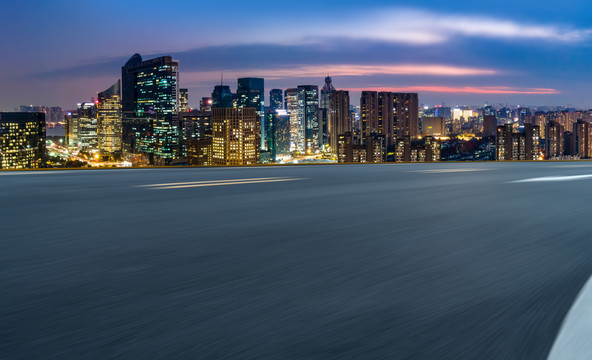 高速公路天际线和城市夜景