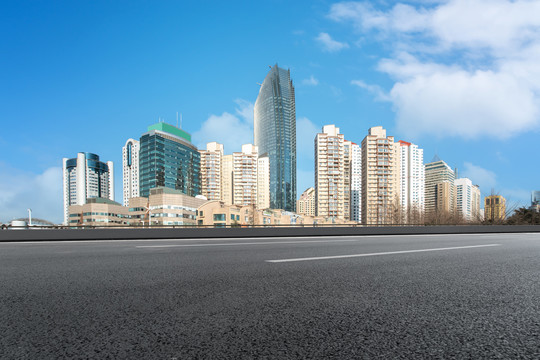 道路地面和现代建筑