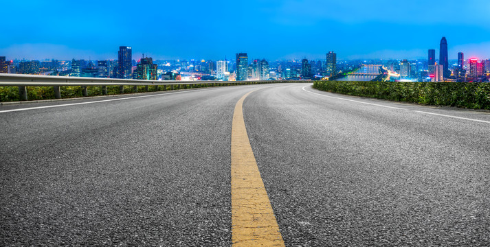 公路弯道和城市景观