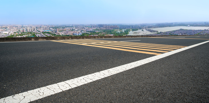 前进的道路和城市景观