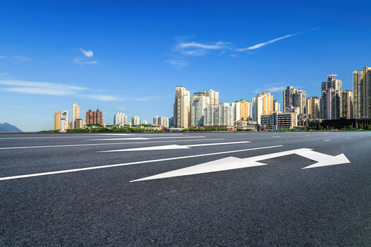 高速公路行車道和現(xiàn)代建筑