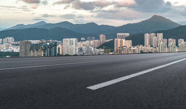 前进的道路和城市景观