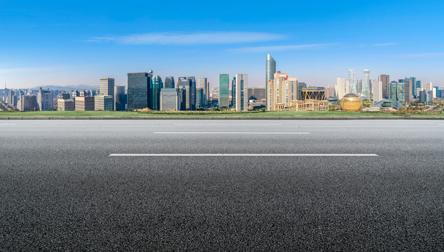 公路地面和城市景观