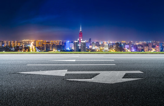 公路地面和城市景观夜景