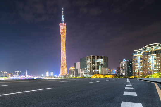 公路行车道和广州城市夜景