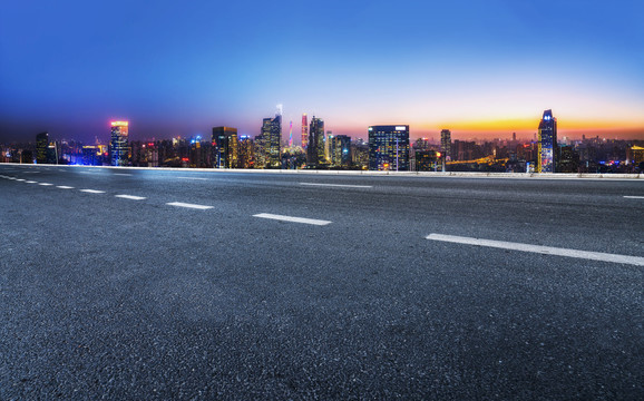 高速公路和CBD建筑夜色