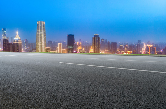 道路交通和天津金融区建筑夜景