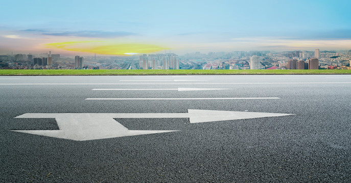 公路行车道和城市景观