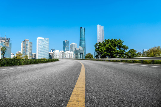 前进的道路和现代建筑