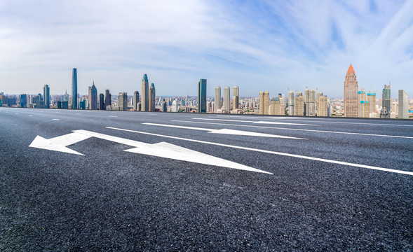 前进的道路和城市建筑天际线