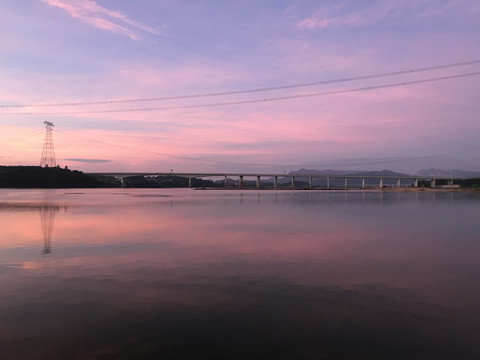 白鹤塘北江边日出景色