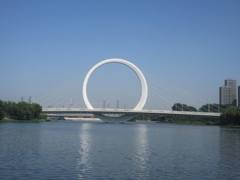钢拉索桥
