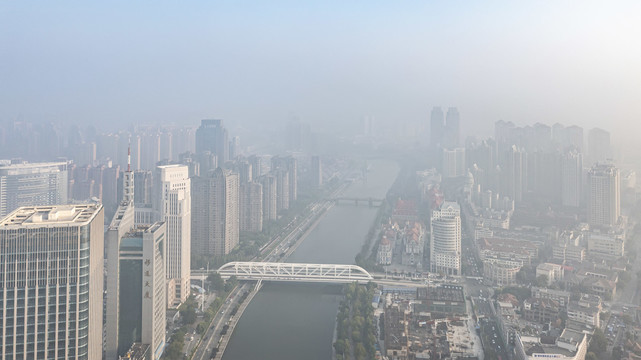 晨雾中的天津城市风光