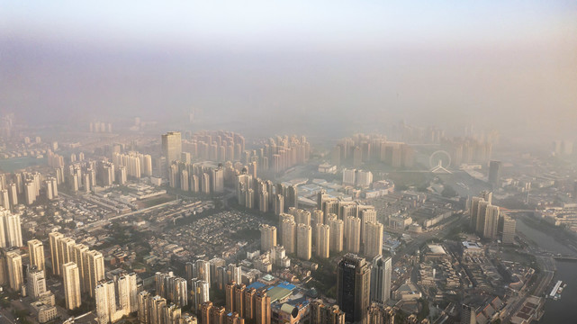 晨雾中的天津城市风光